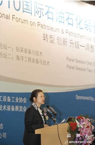 3月22日,國(guó)家能源局能源節(jié)約和科技裝備司副司長(zhǎng)黃鸝在“2010國(guó)際石油石化裝備產(chǎn)業(yè)發(fā)展論壇”上發(fā)言。-中國(guó)電力網(wǎng)(www.chinapower.com.cn)版權(quán)所有