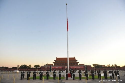 北京天安門下半旗向舟曲遇難同胞致哀