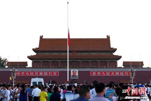 北京天安門下半旗向舟曲遇難同胞致哀