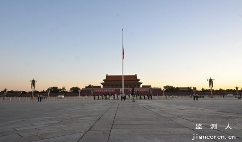 北京天安門下半旗向舟曲遇難同胞致哀