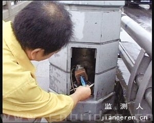工作人員在測量是否漏電