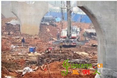 3月24日上午,長沙市車站北路撈刀河大橋項目工地,一在建橋墩的鋼筋和腳手架坍塌后,施工方正在對現場進行處理。記者 田超 攝