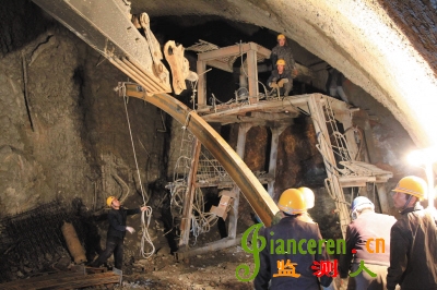 建設中的大東山隧道,一個洞口要分成6個小斷面施工。